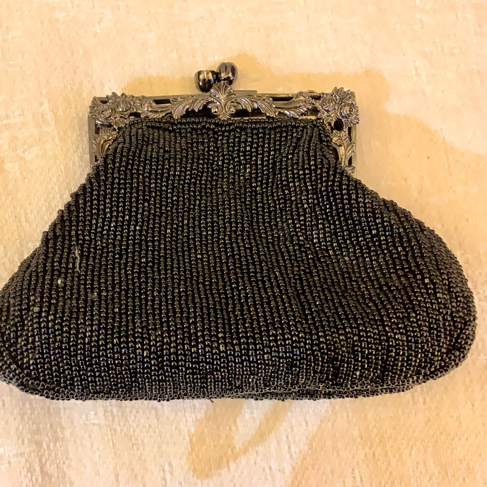 LN BEAUTIFUL BLACK HAND BEADED EVENING BAG. 21” CHAIN DROP. RHINESTONE CLOSURE - Picture 3 of 8